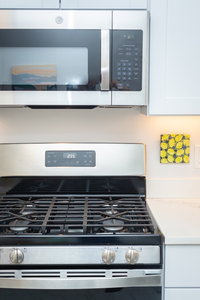 Foto del edificio - 3001 Veazey Terrace NW