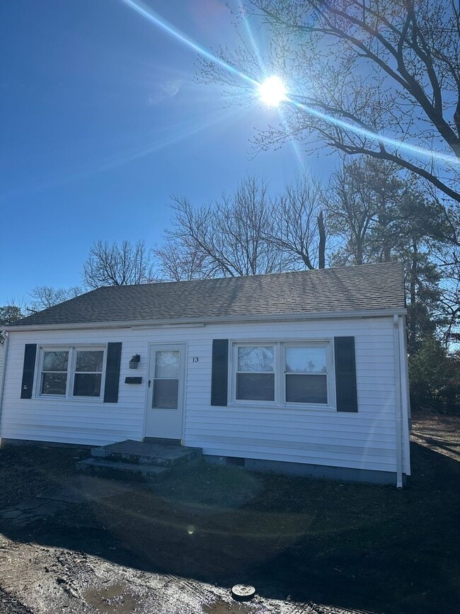 Building Photo - 2 bed 1 bath house in Richmond