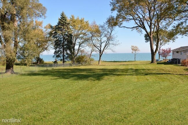 Building Photo - 3 br, 2 bath House - 9411 Lakeshore Dr.