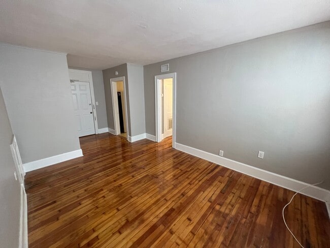Building Photo - 1 Bed/1 Bath - Unit 5