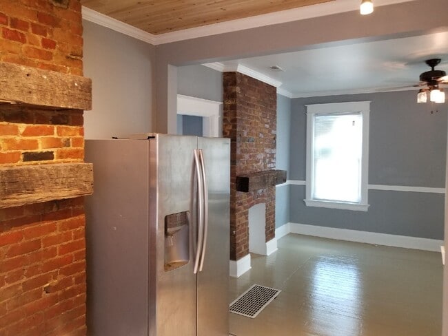 Building Photo - 5 E 9th St