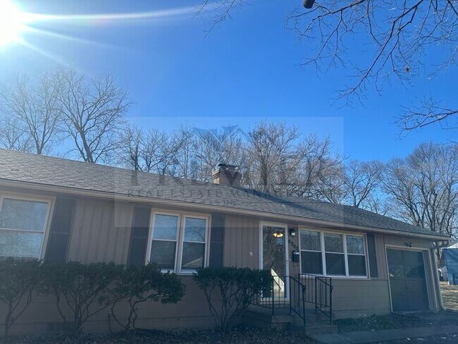 Foto del edificio - 8205 E 53rd KC MO -3 bed / 1 full bathroom...