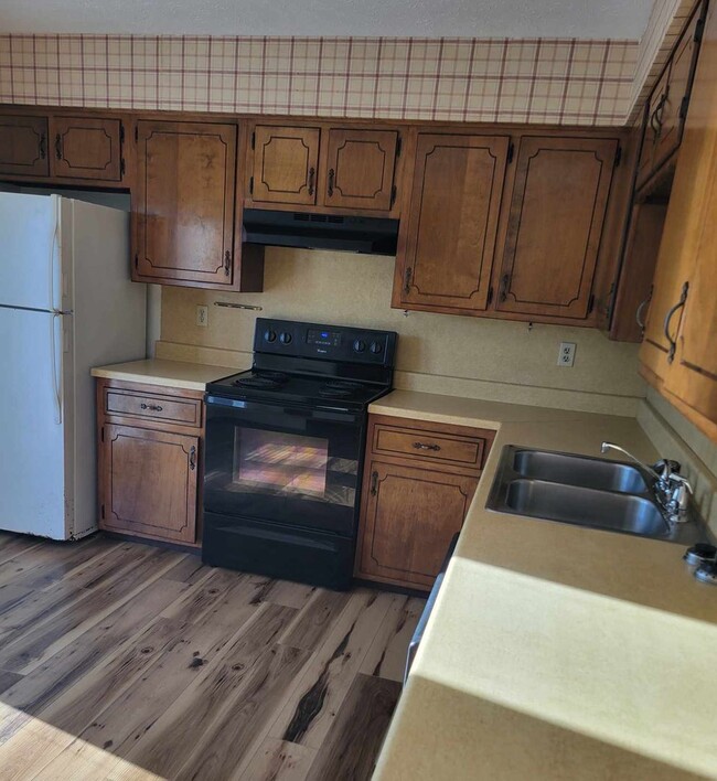 Building Photo - 3 bedroom 1.5 bathroom townhouse for rent