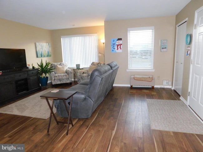 Building Photo - 104 Yellowwood Ct