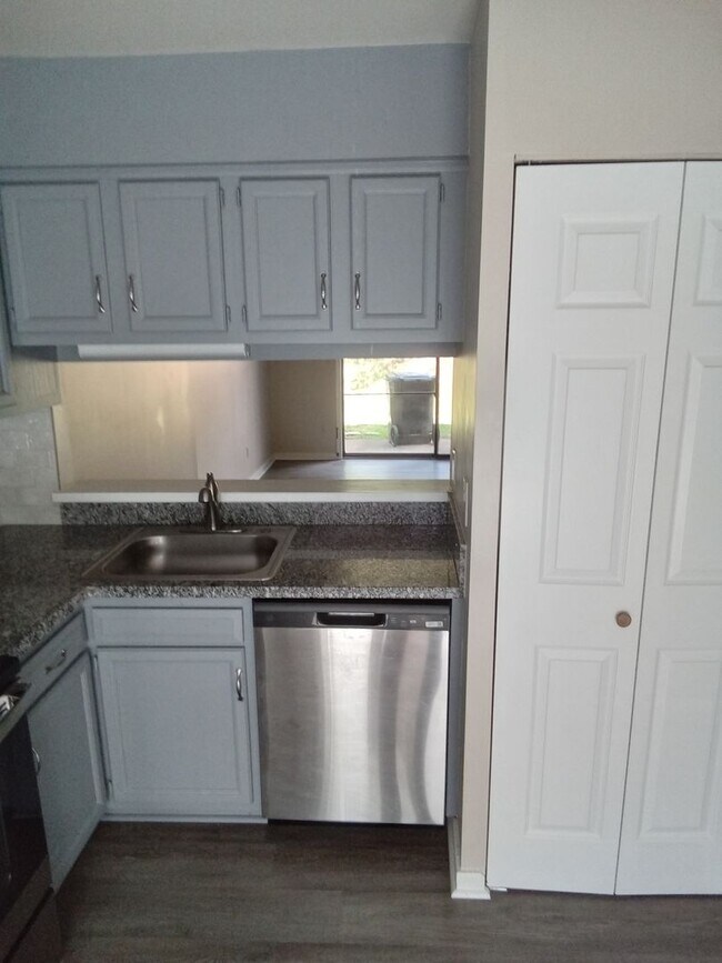 Foto del edificio - Super Cute END UNIT townhome located close...