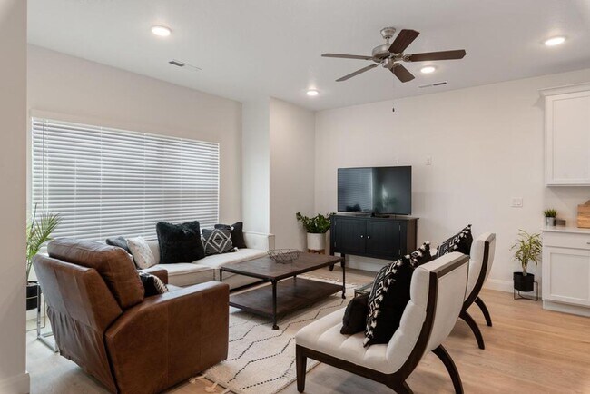 Foto del edificio - Desert Color Townhome 4-Bedrooms!