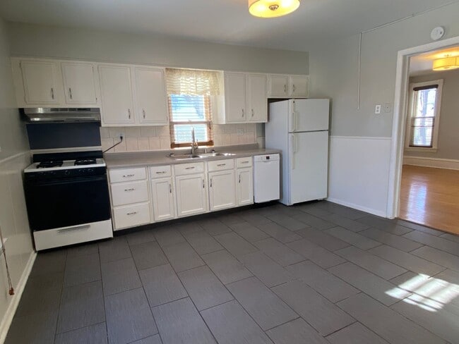 Building Photo - WE HAVE A CUTE & CLASSY RENTAL ON 16TH!