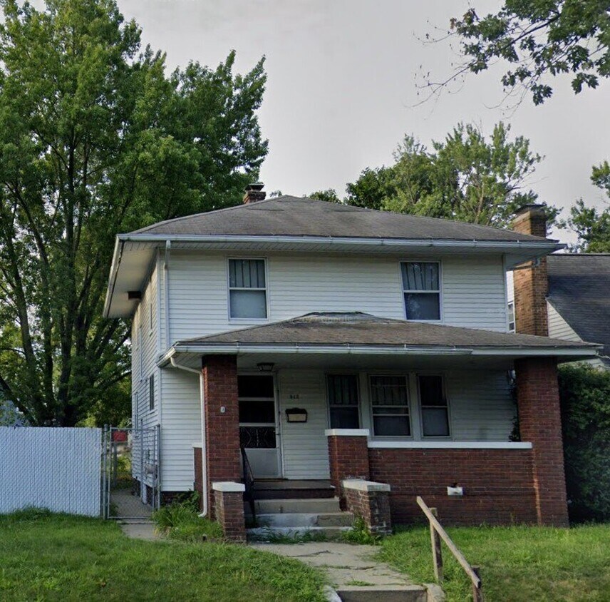 Building Photo - 912 E Calvert St