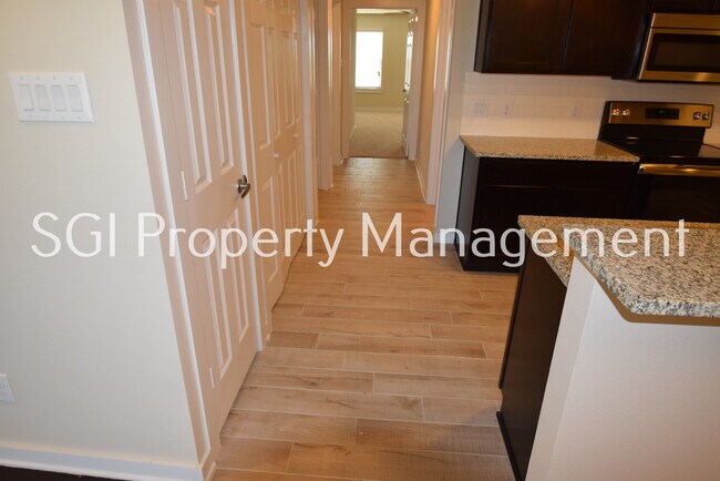 Building Photo - Adorable 2 bedroom with large yard