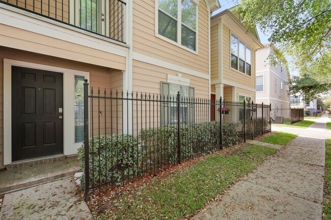 Building Photo - 2914 Clay St