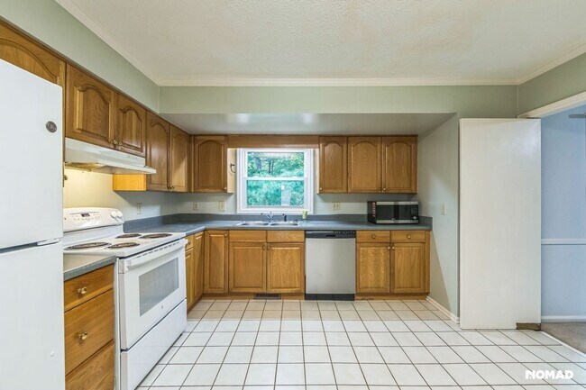Building Photo - Spacious 4BR House in Asheville