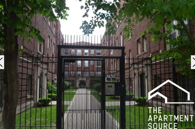 Building Photo - 3259 W Wrightwood Ave