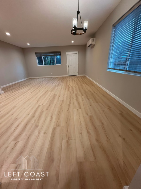 Building Photo - 425 SE Inlet Ave