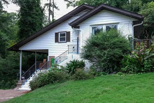 Building Photo - Room in House on Danforth Rd SW