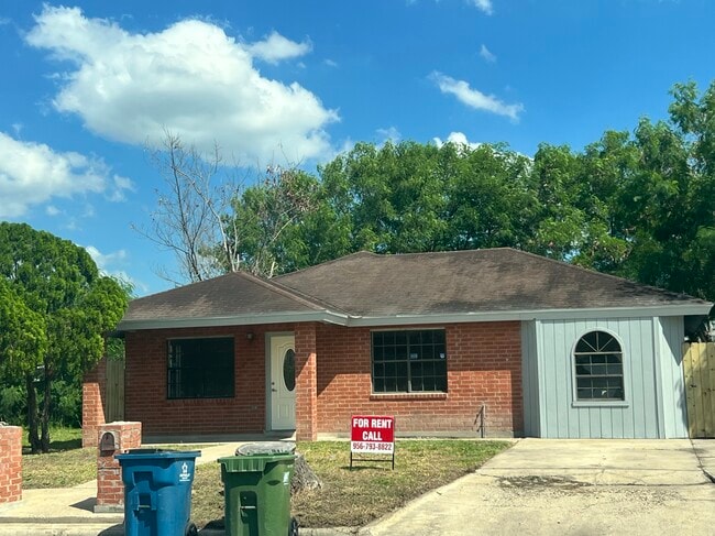 Building Photo - 440 Red Rose St