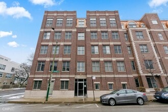 Building Photo - 2622 W Diversey Ave
