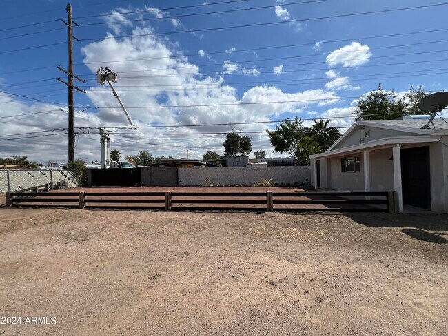 Building Photo - 2911 N 47th Dr