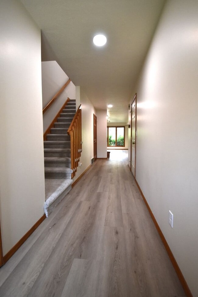 Building Photo - New paint and flooring! Spacious and inviting 3-bedroom, 2.5-bath condo.