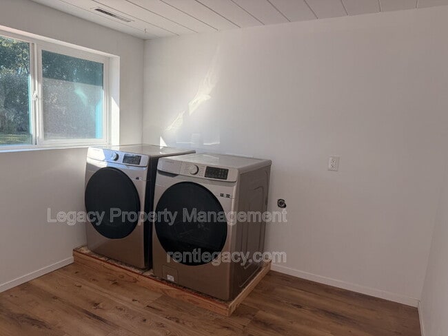 Building Photo - 1249 Davis Ave