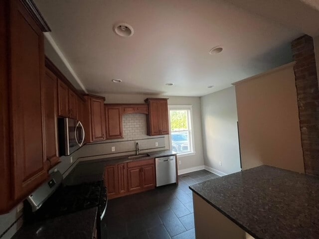 Foto del edificio - 135 Maple Ave
