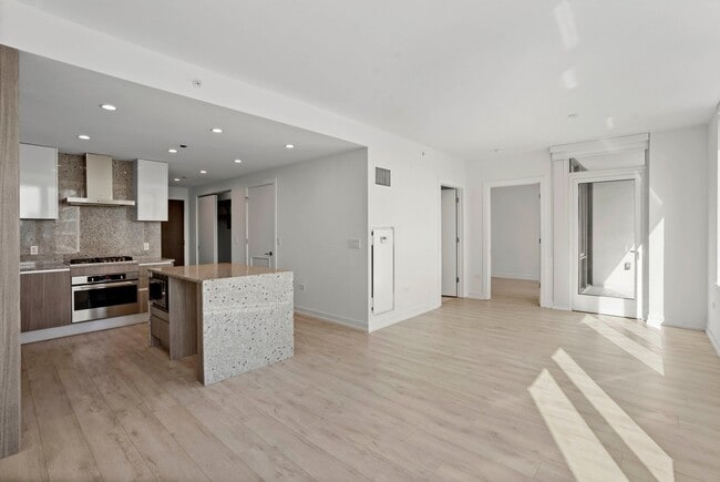 Building Photo - 1109 N Wells St