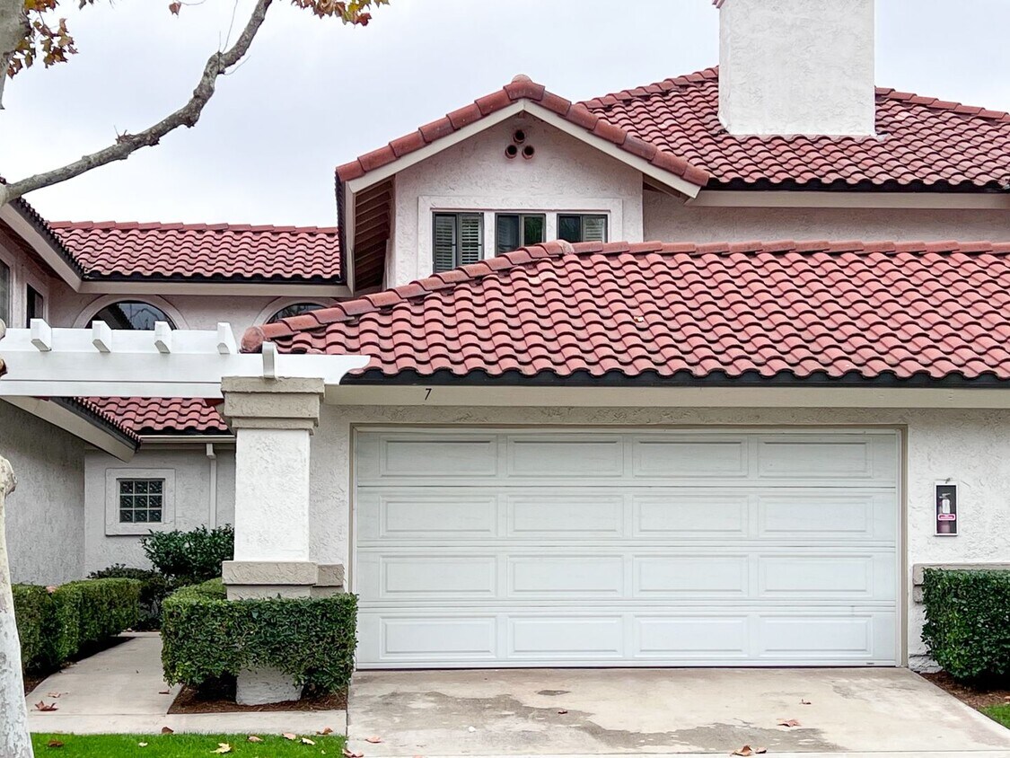 Primary Photo - Rancho Santa Margarita Townhouse - 2 Bed /...