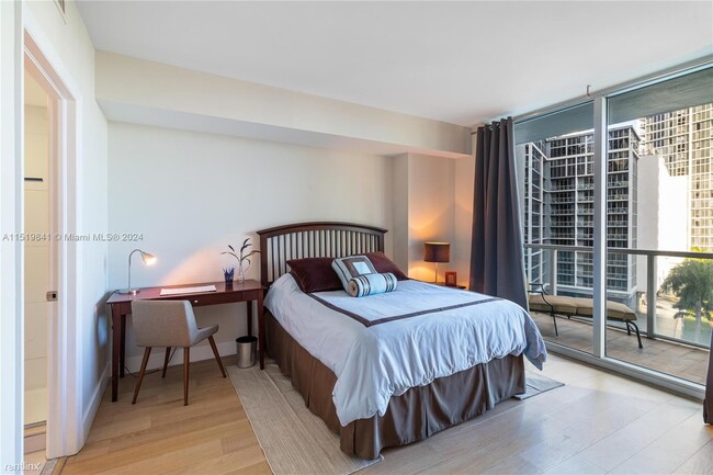 Foto del edificio - 1 br, 1 bath Condo - 500 Brickell Ave Apt 800