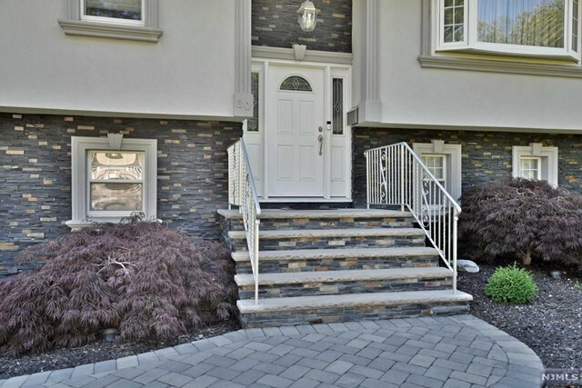 Foto del edificio - 30 Emwood Ave