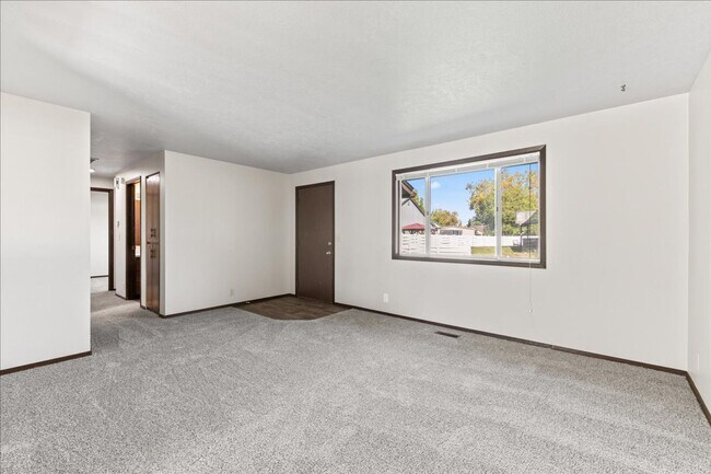 Building Photo - 2 Bedroom 1 Bathroom Duplex on the Boise B...
