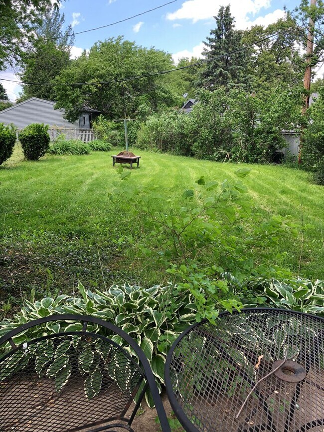 Building Photo - Nice 3br bedroom 1 bath home with attached...