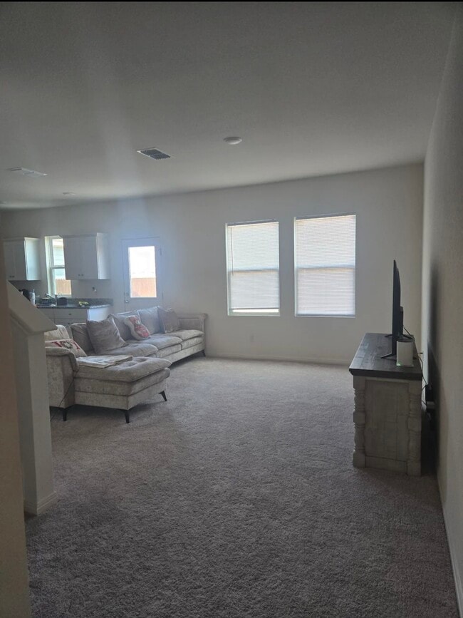 Building Photo - 998 Delta Cres