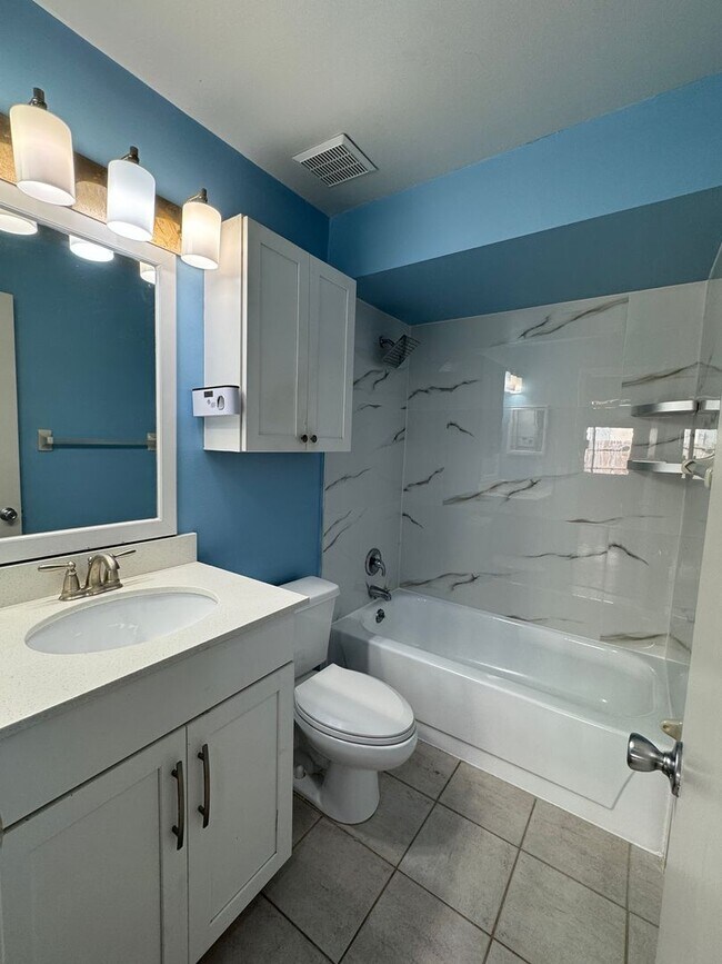 Building Photo - Comfortable Duplex for Lease!