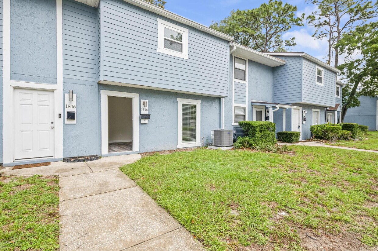 Foto principal - "Charming 2-Bedroom Townhouse Retreat with...