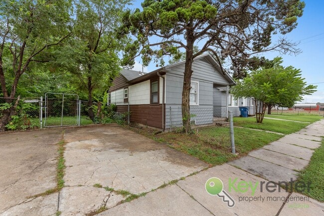 Building Photo - E Elm St Triplex