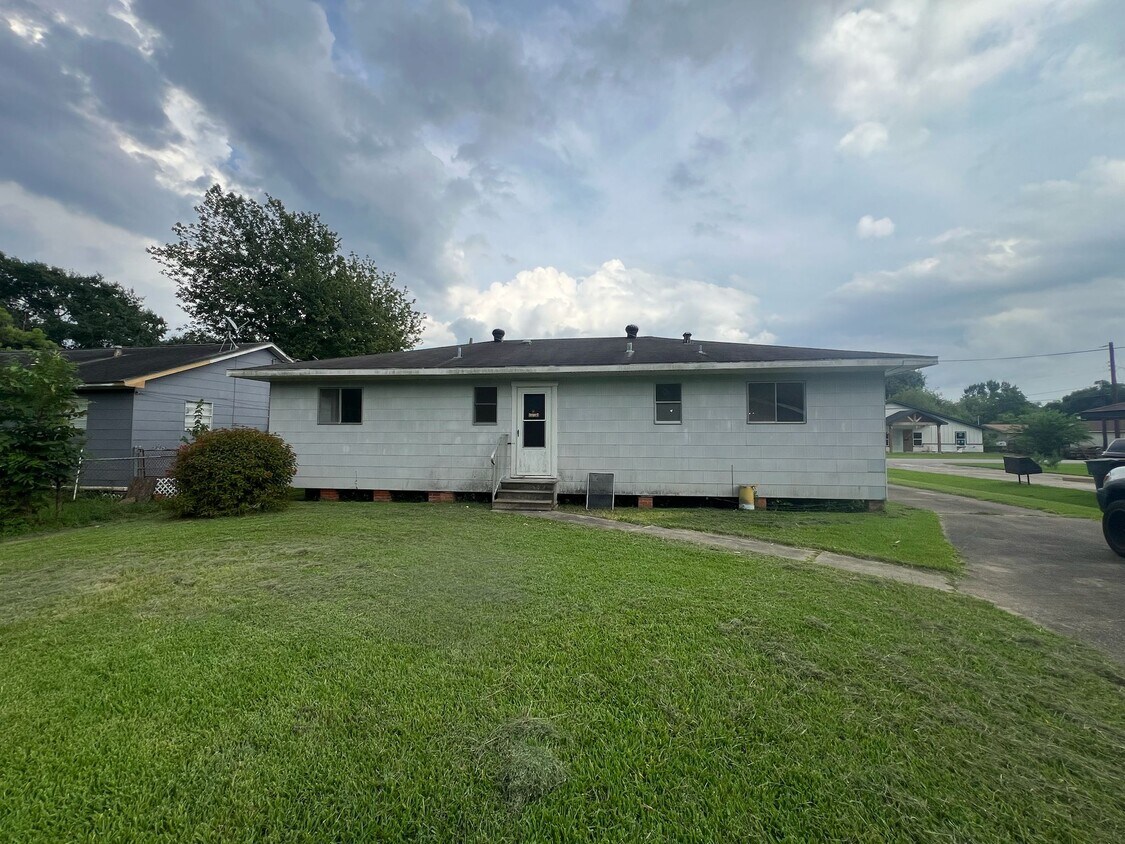 Primary Photo - 5985 Smith St