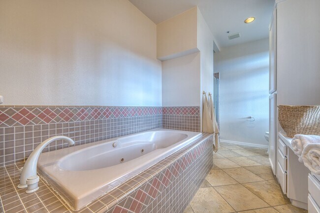 Foto del edificio - Huge house (2914 Sq. Ft.) in a well desired neighborhood off of Johnson Avenue