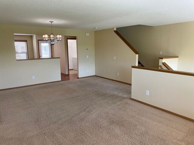 Building Photo - Large Townhome Available September 1, Open...