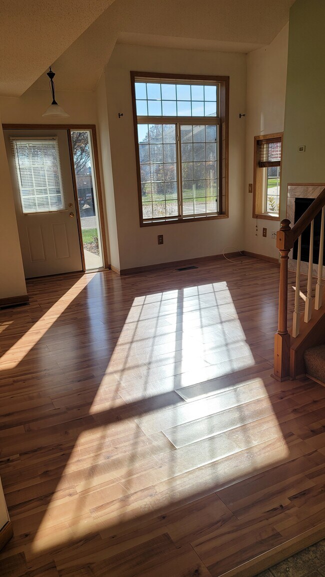 Building Photo - 2401 Oakridge Cir