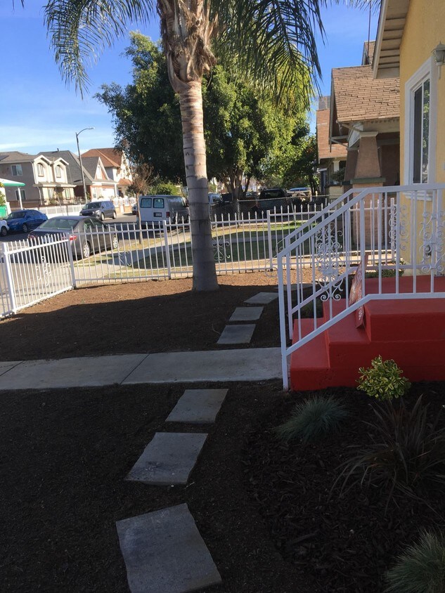 Porche delantero y patio - 456 E 47th St