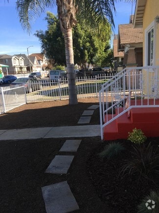 Front porch and yard - 456 E 47th St