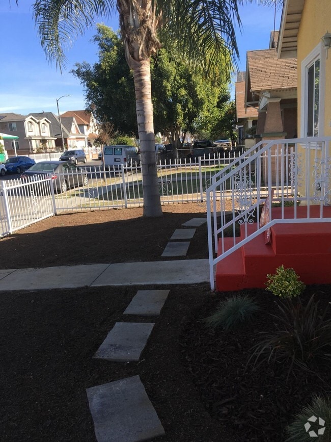 Front porch and yard - 456 E 47th St