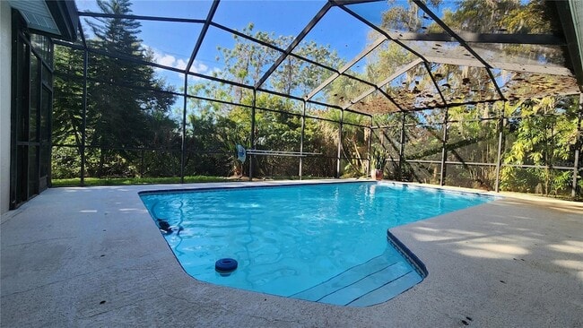 Building Photo - 3037 Crest Dr