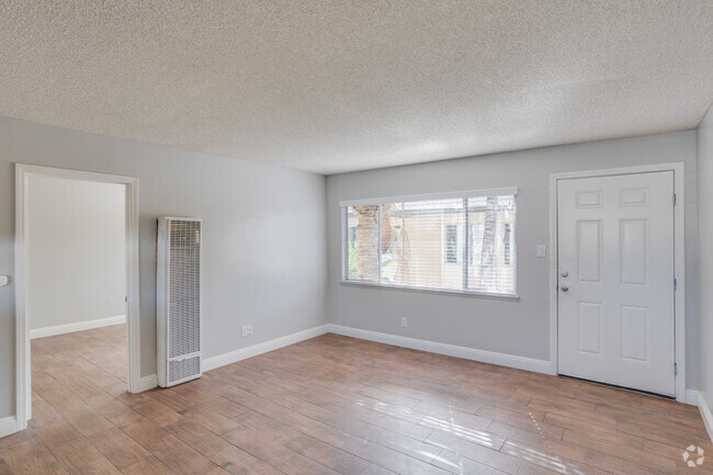 1 habitación, 1 baño - 650 pies cuadrados - Sala de estar - 680 Evergreen Lane