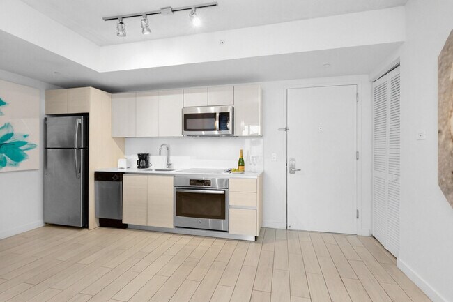 Building Photo - 2602 E Hallandale Beach Blvd
