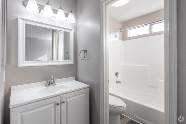1BR, 1BA - 600SF - Bathroom - Fountain Creek Apartments