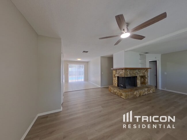 Building Photo - 8001 CottonWoode Dr