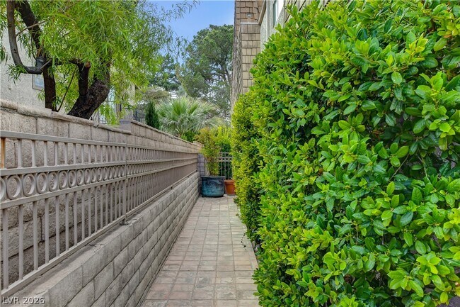 Building Photo - 3223 Pinehurst Dr
