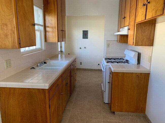 Building Photo - Downstairs unit available in Reedley!