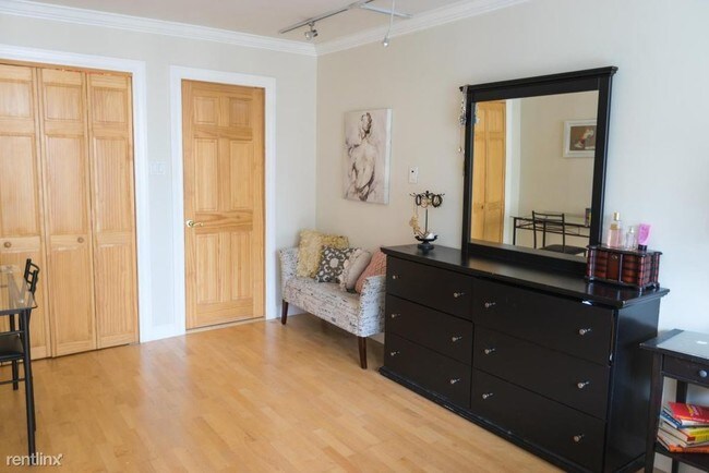 Building Photo - 2 br, 2 bath Condo - 1354 N Sutton Pl