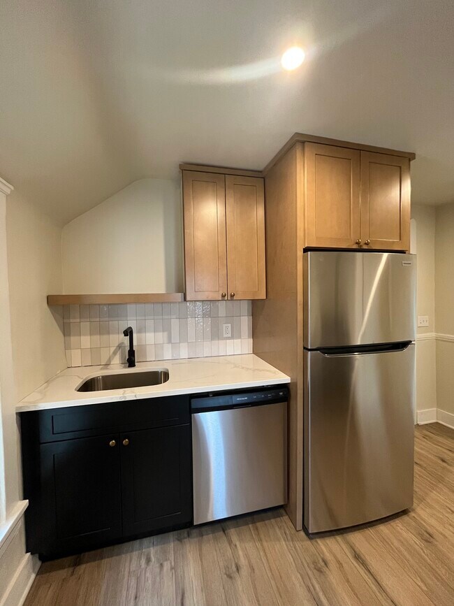 Foto del edificio - 1382 E 43rd St